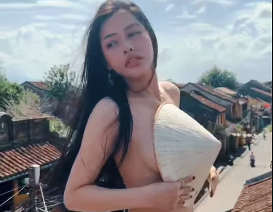 Chủ[-]quán[-]cà[-]phê[-]nơi[-]cô[-]gái[-]khỏa[-]thân[-]quay[-]clip[-]ở[-]Hội[-]An[-]nói[-]gì?